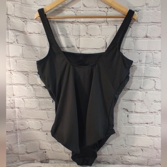 TYR Durafast Black Swimsuit One Piece Scoop Neck Center Lift Size 20 NWT - Picture 2 of 12